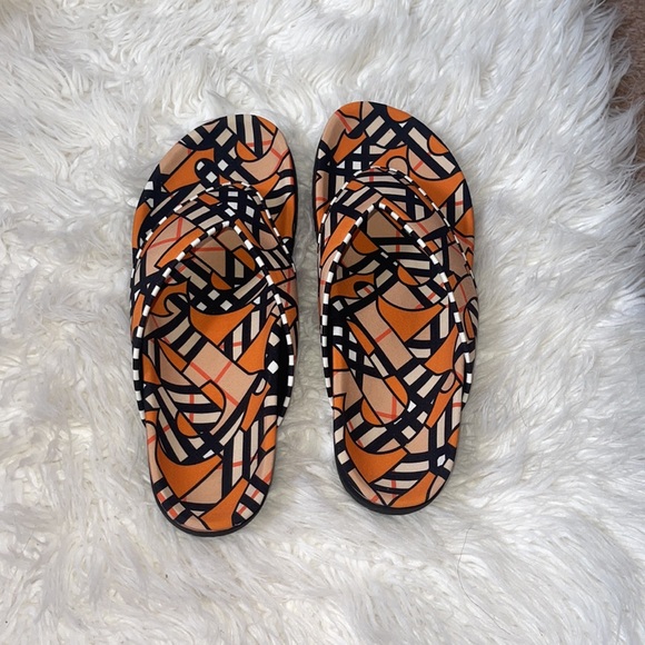 Men’s B monogram flip flop in orange - Picture 2 of 6